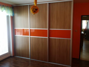 vstavaná skriňa dekor orech klasik a oranžové sklenené pásy na dverách